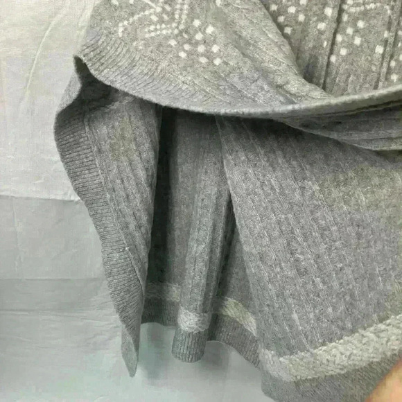 Soft Surroundings Poncho Gray White Snowflakes Pom Poms Hooded One Size - Picture 8 of 9